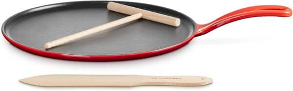LE CREUSET Crêpière en Fonte Émaillée avec Poignée en Fer, Spatule et Râteau en Bois, 27 cm, 2,17 kg, Cerise, 20136270600460