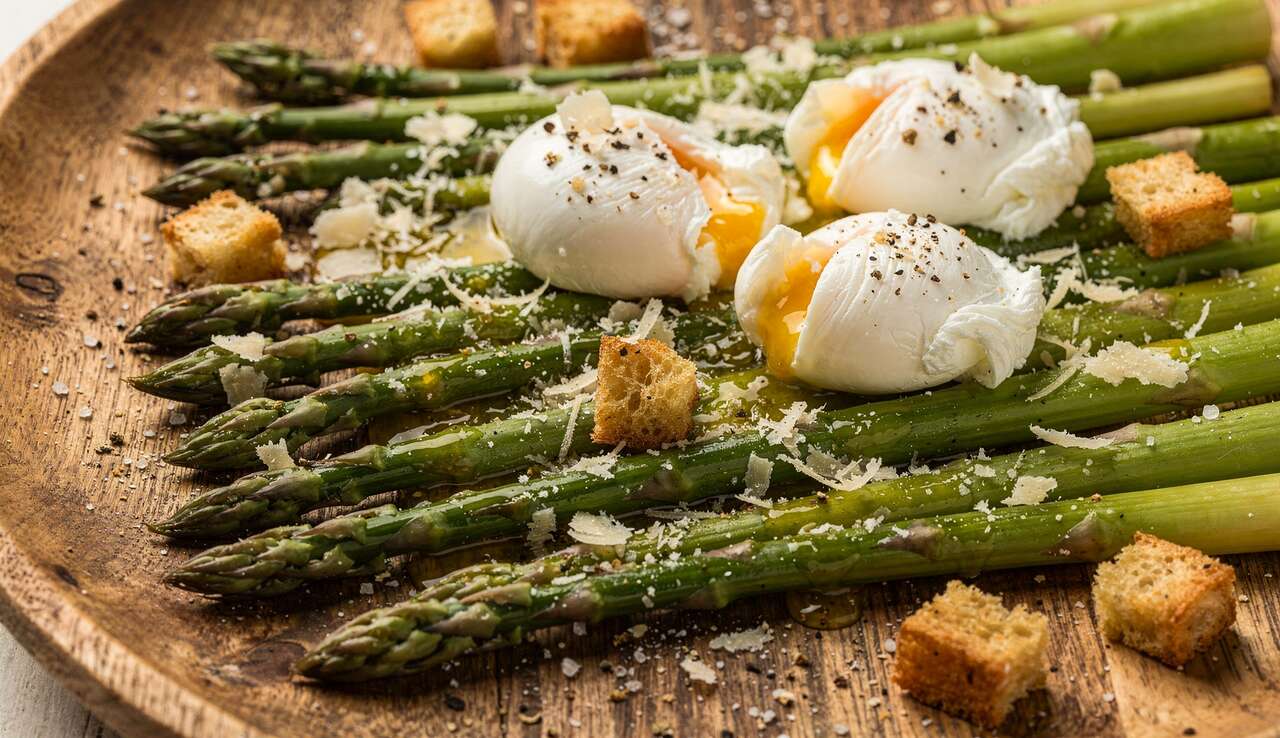 Salade Printanière : asperges et Œufs Pochés