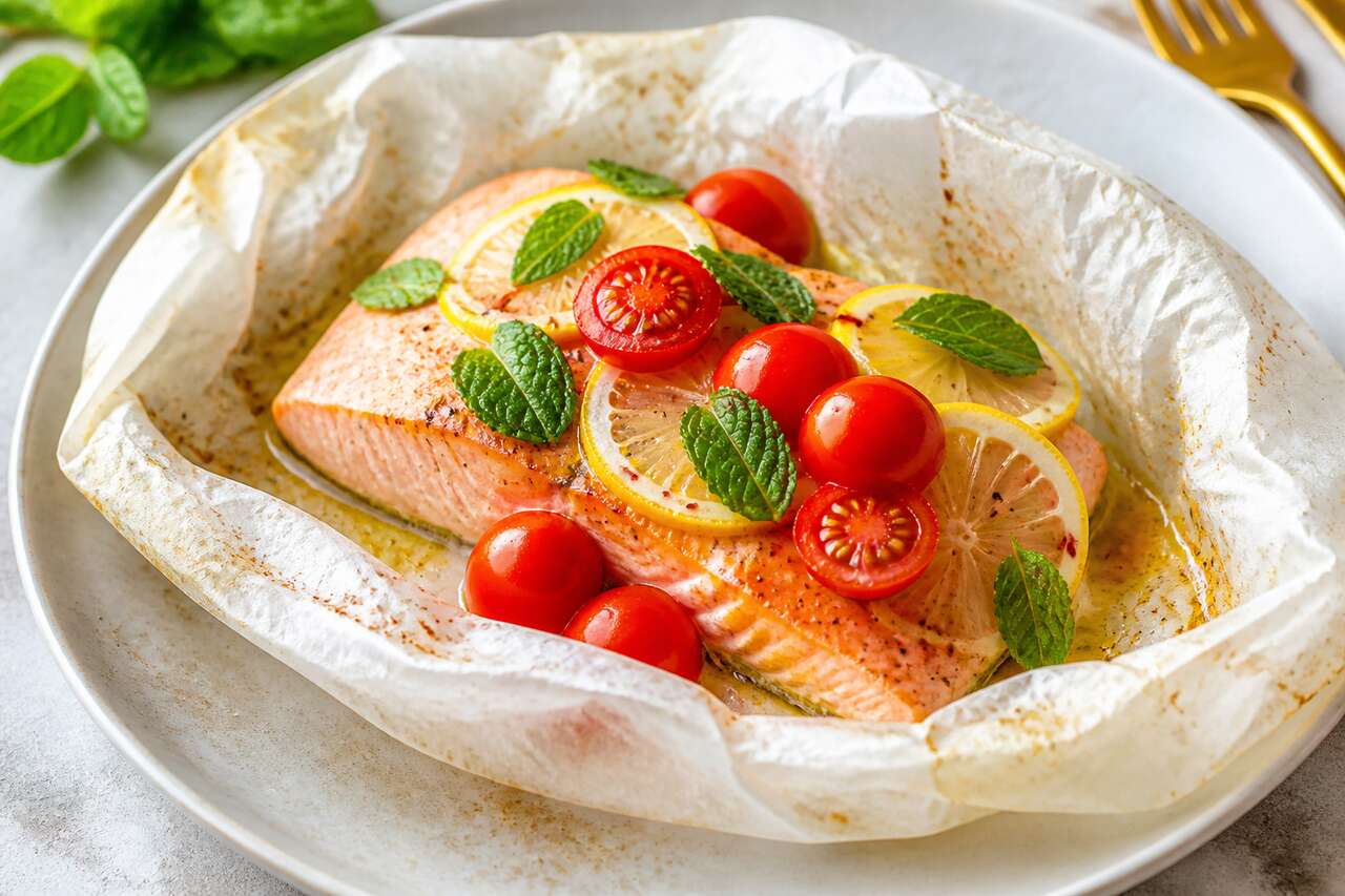 Recette de papillote de saumon aux tomates, menthe et citron
