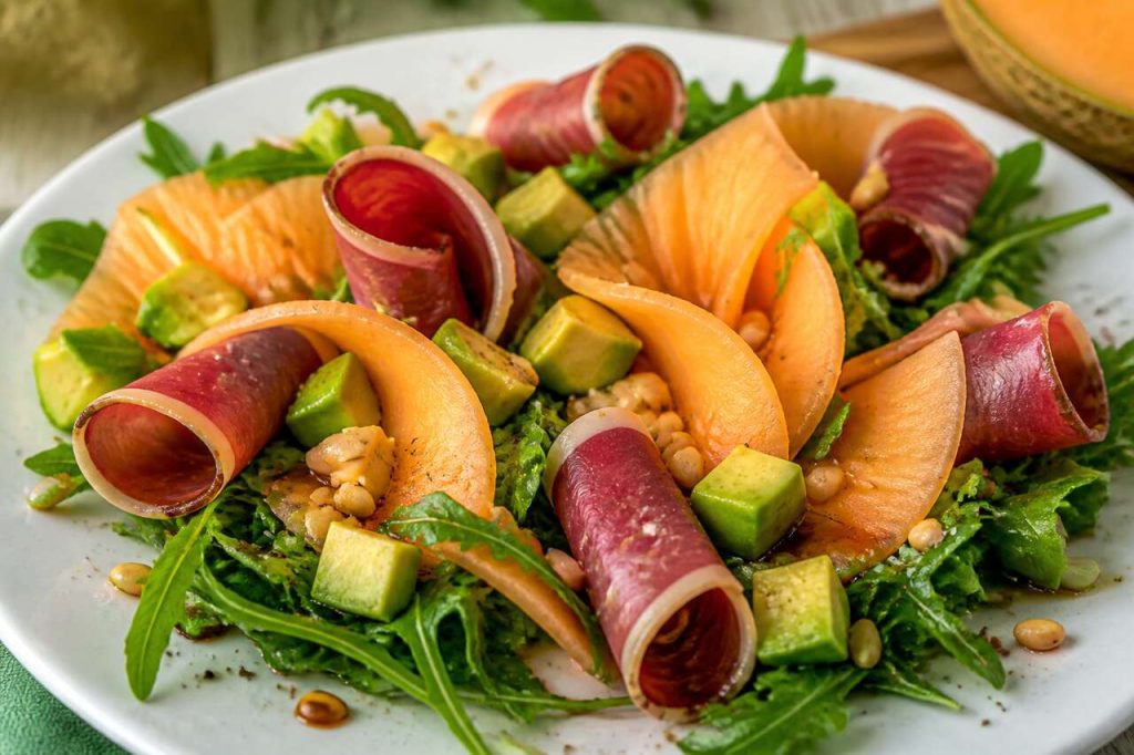 Salade de melon et avocat au magret fumé : la recette fraîche et gourmande