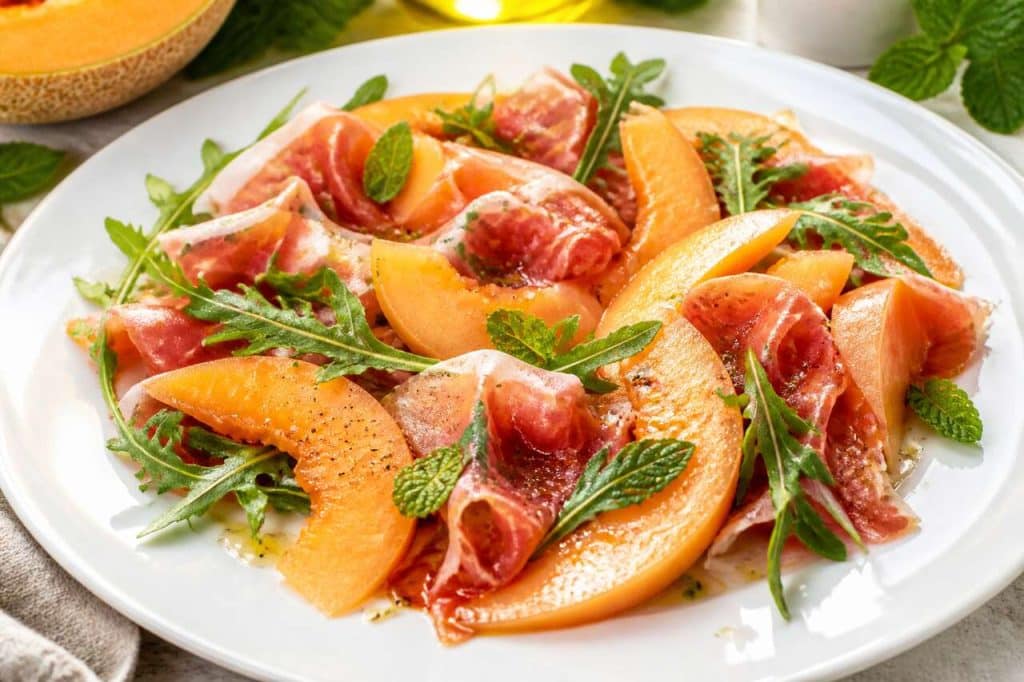 Recette de salade de melon au jambon cru fraîche et gourmande