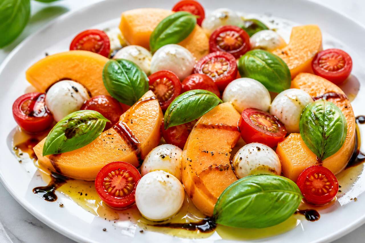 Salade de melon, tomates cerises et mozzarella : la recette fraîcheur de l'été