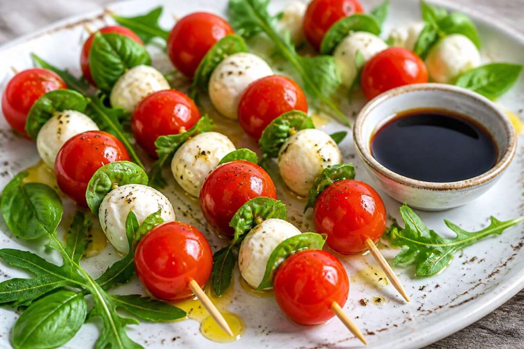 Mini-brochettes tomates mozzarella au basilic : la recette apéritive incontournable