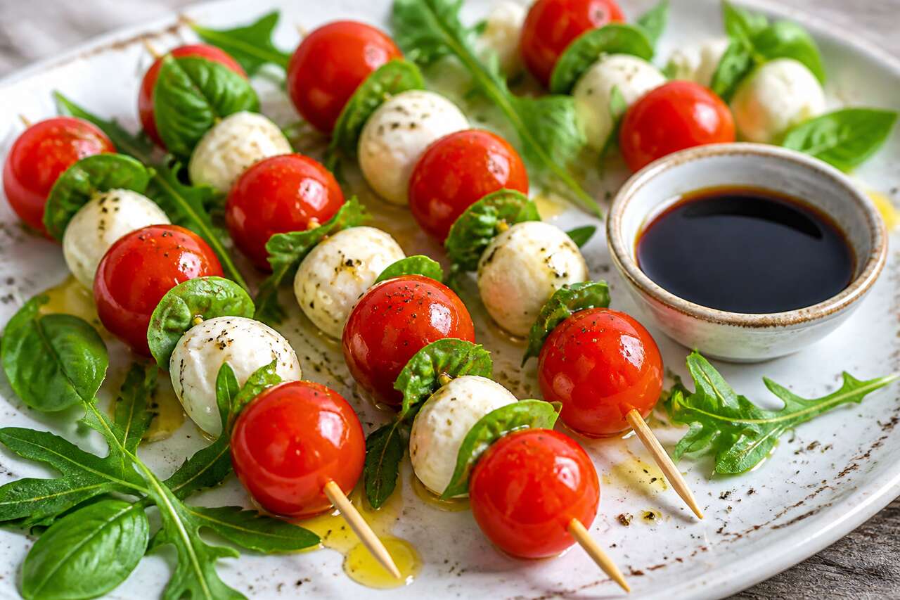 Mini-brochettes tomates mozzarella au basilic : la recette apéritive incontournable