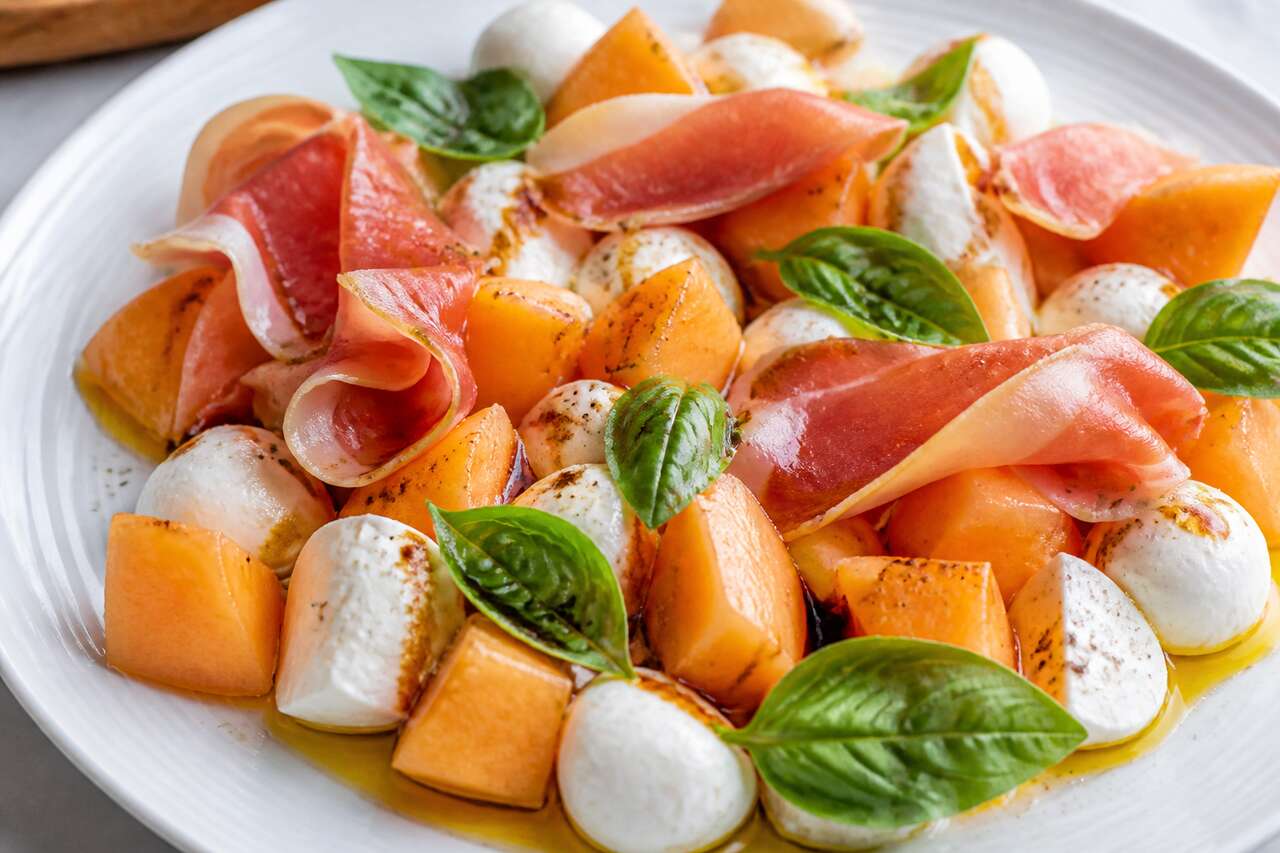 Recette de salade de melon, mozzarella et basilic : fraîcheur garantie