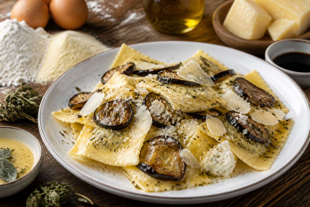 Ravioles aux aubergines marinées et copeaux de parmesan : une recette savoureuse et raffinée