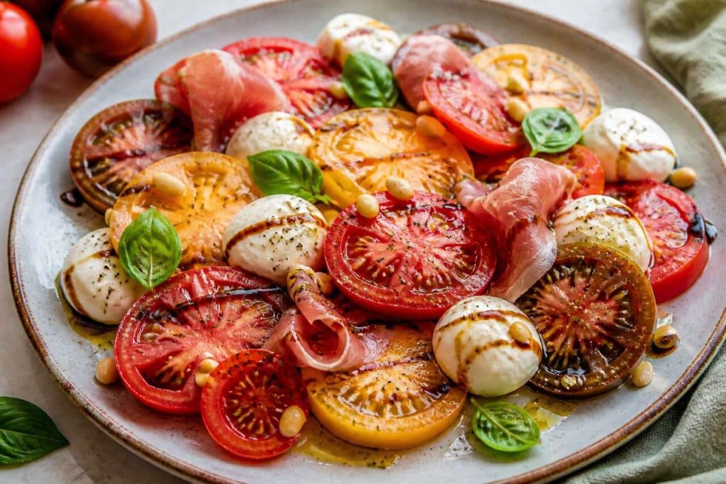 Recette d'assiette de tomates, mozzarella et jambon fumé