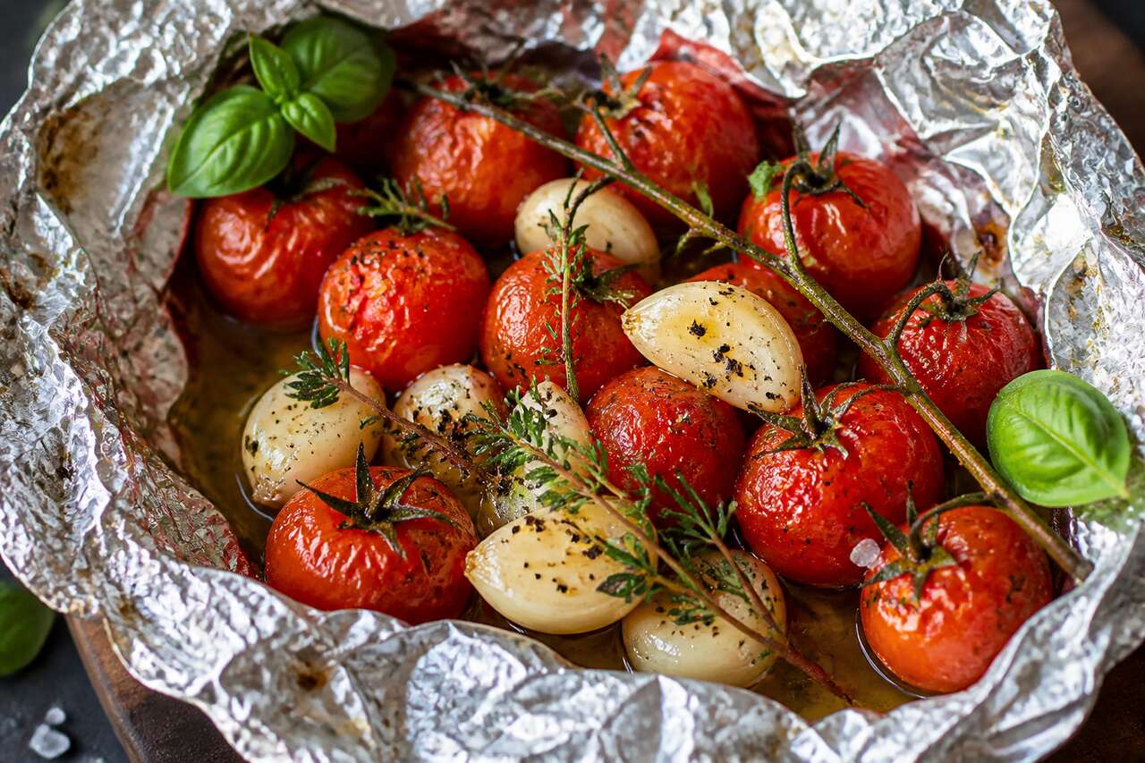 Recette de tomates cerise en grappes à l'ail en papillotes