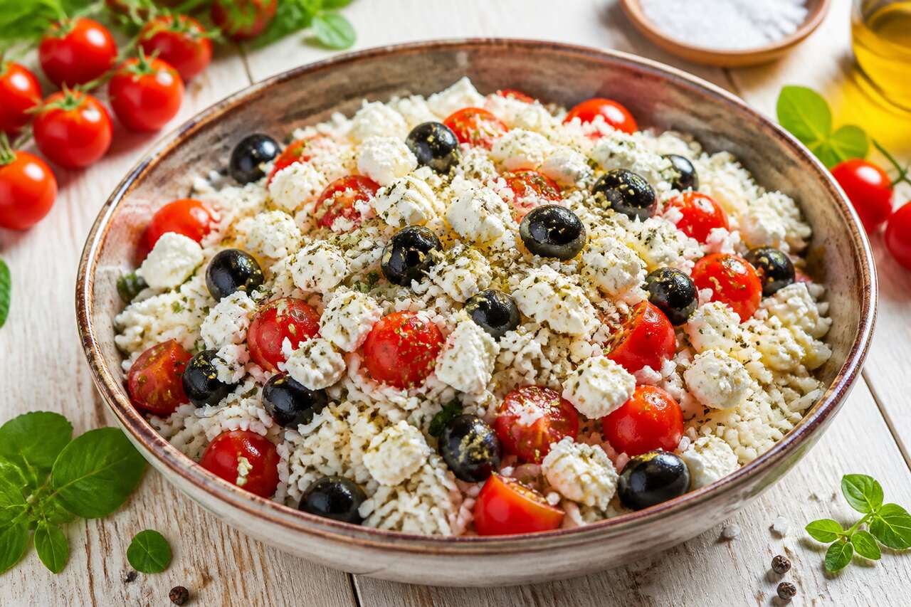 Recette facile de salade de riz à la feta, tomates et olives