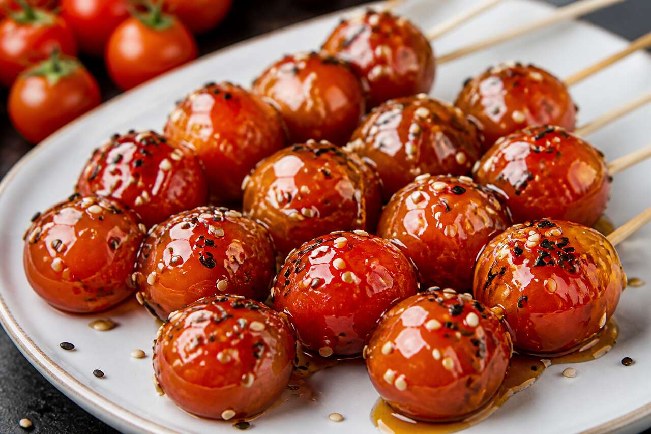 Recette de tomates cerise en pics au caramel et au sésame