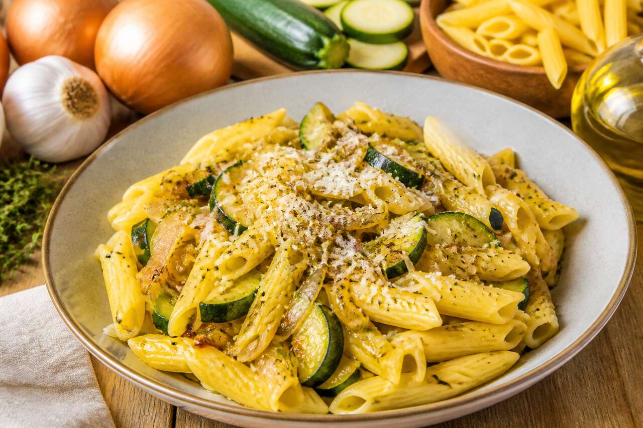 Recette facile de pâtes aux oignons et courgettes