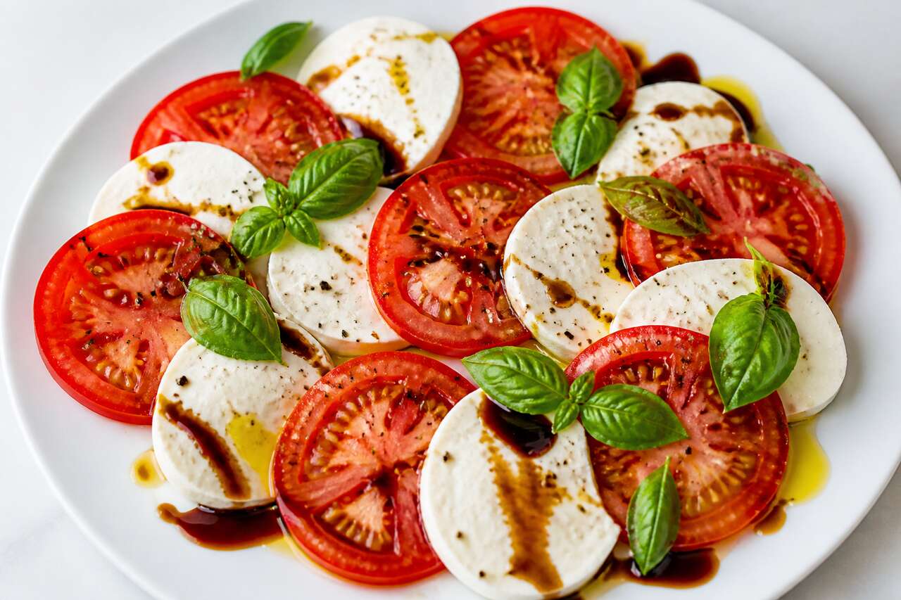 Recette de salade de tomates à la mozzarella au vinaigre balsamique