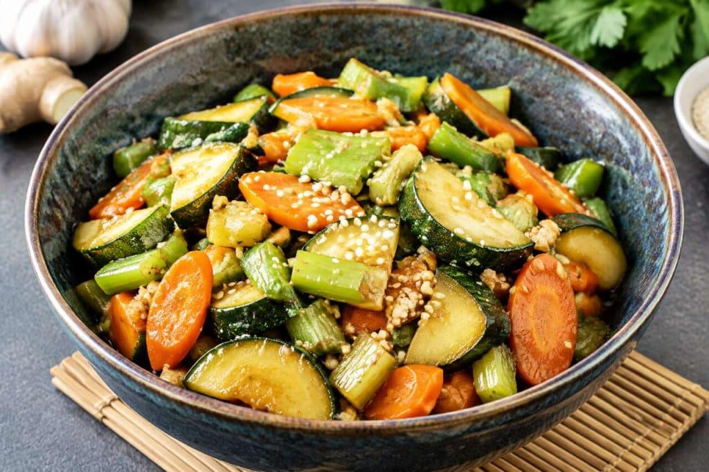 Recette de courgettes, carottes et céleri sautés à la sauce soja